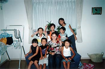 08lotsakids Brandi with host family