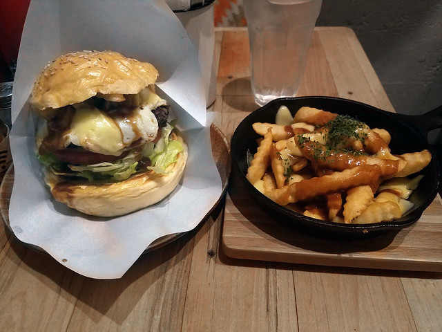 CHATTY CHATTY burgers.